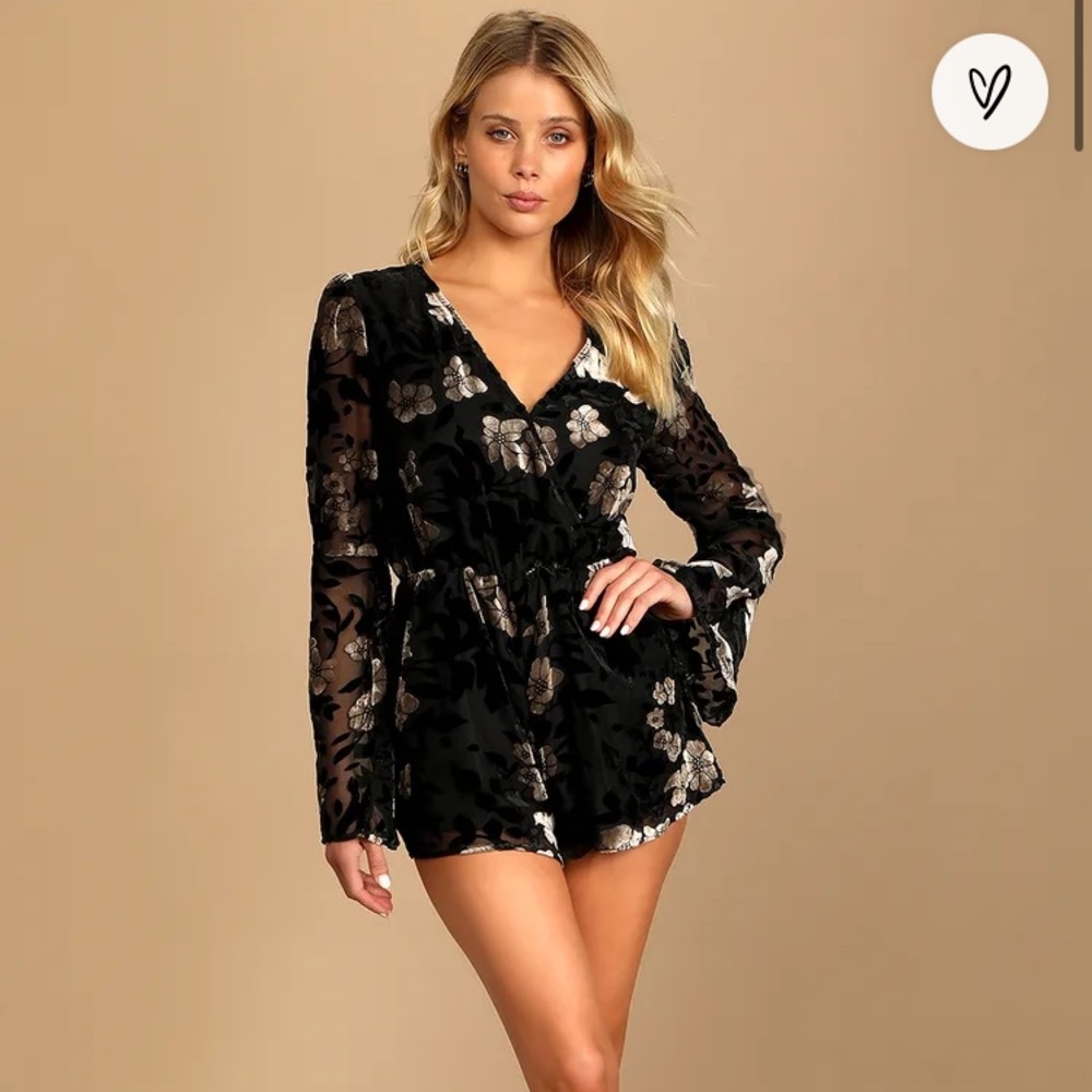 NWOT Lulus Fits the Mood Black Floral Print Velvet Long Sleeve Romper